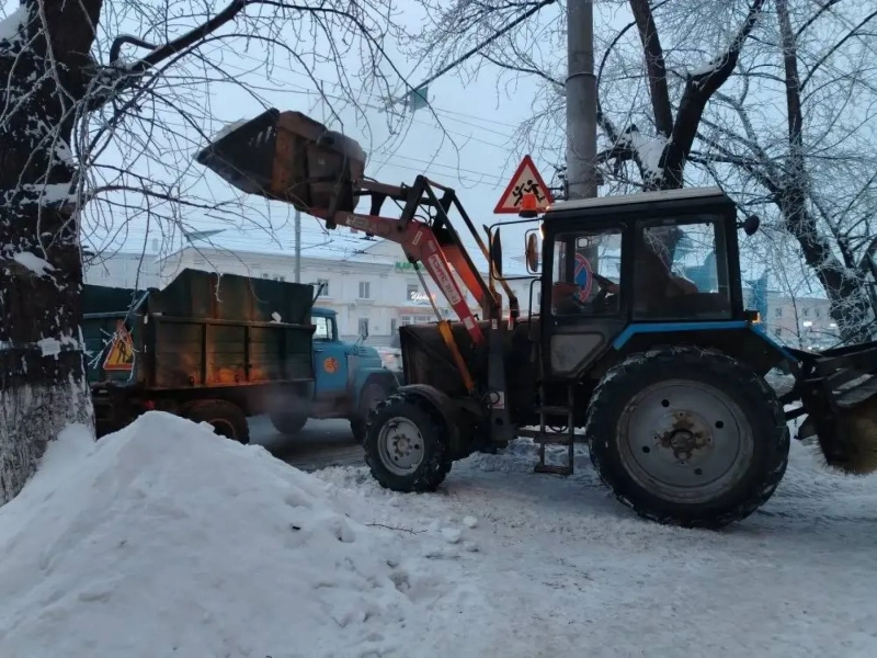 Дорожники чистят улицы Барнаула от снега и наледи