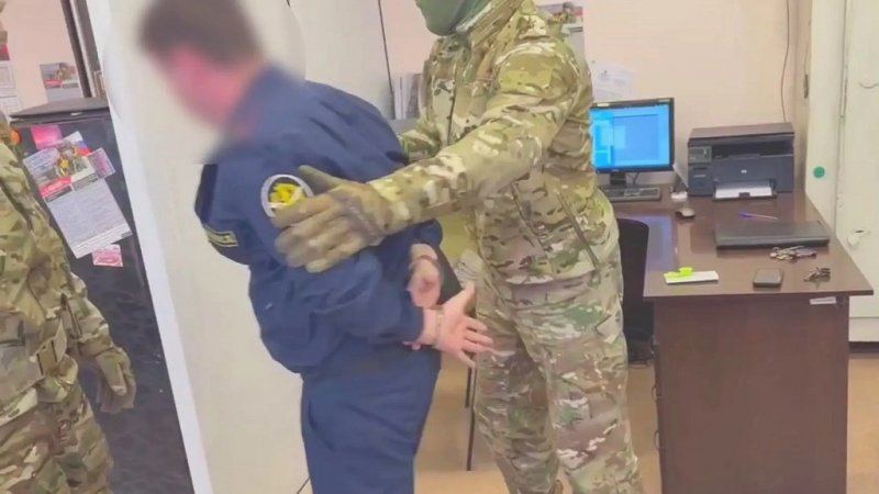 Алтайского инспектора УФСИН обвиняют в превышении полномочий из-за помощи экс-чиновнице