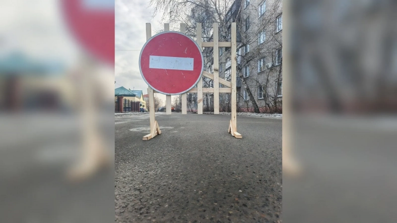 Движение перекрыли на дорогах Барнаула из-за коммунальных аварий