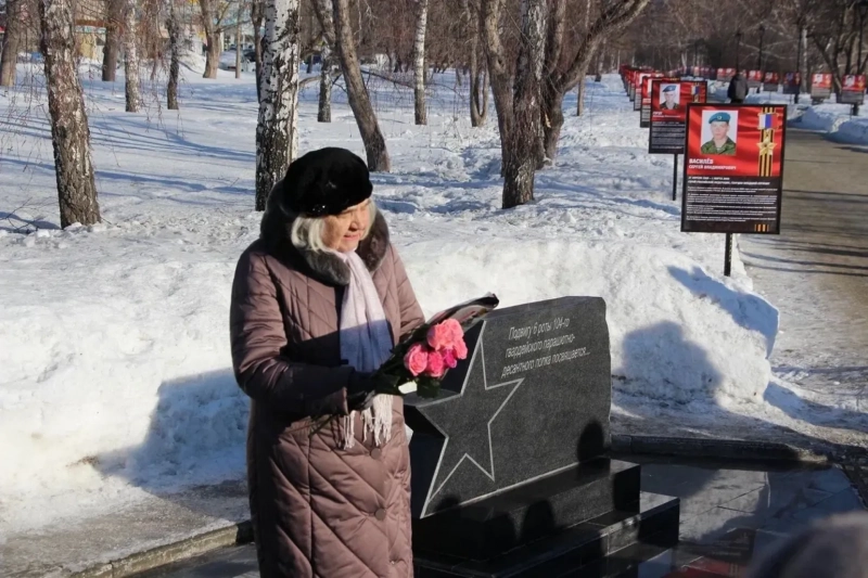 Губернатор Виктор Томенко почтил память героев в День вывода войск из Афганистана