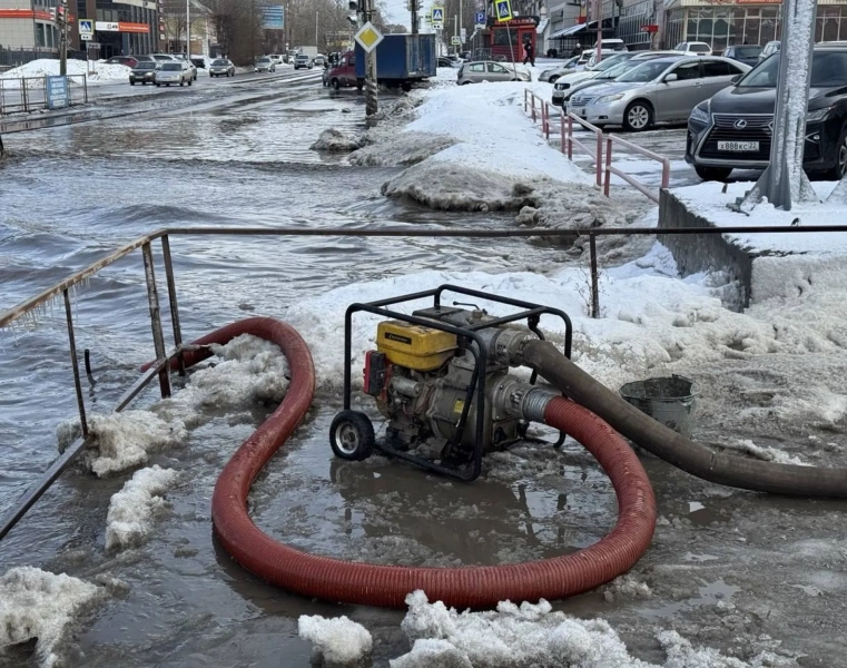 Коммунальщики круглосуточно откачивают талую воду с улиц в Бийске