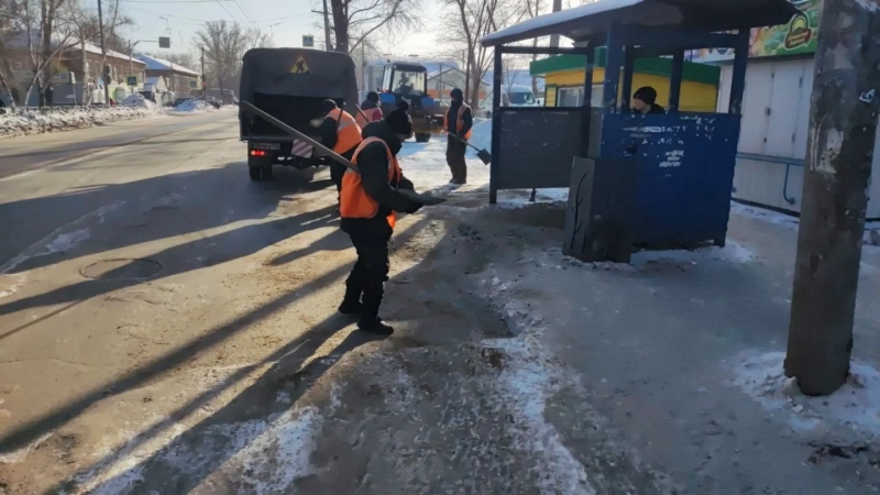 Коммунальщики продолжают чистить дороги от снега в Рубцовске