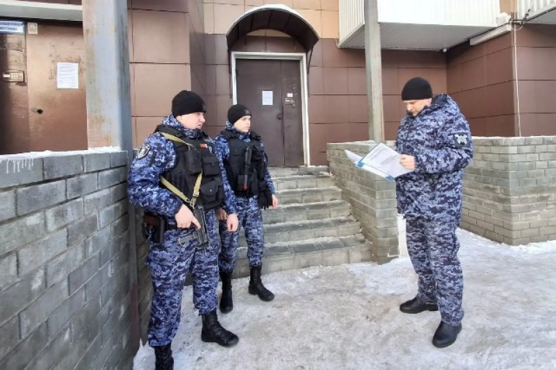 Масштабные учения по тушению пожара в многоэтажке провели специалисты Росгвардии и МЧС Алтайского края