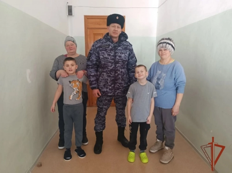 Росгвардеец из Алтайского края спас двоих детей, провалившихся под лед