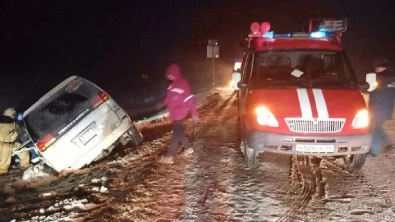 В страшной аварии на алтайской трассе пострадало несколько человек