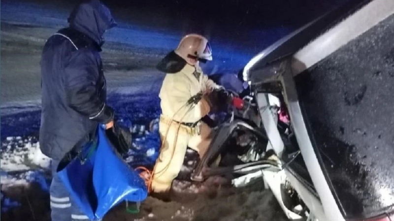В страшной аварии на алтайской трассе пострадало несколько человек