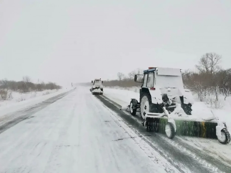 Более 520 единиц техники работало ежедневно на трассах Алтайского края в период непогоды