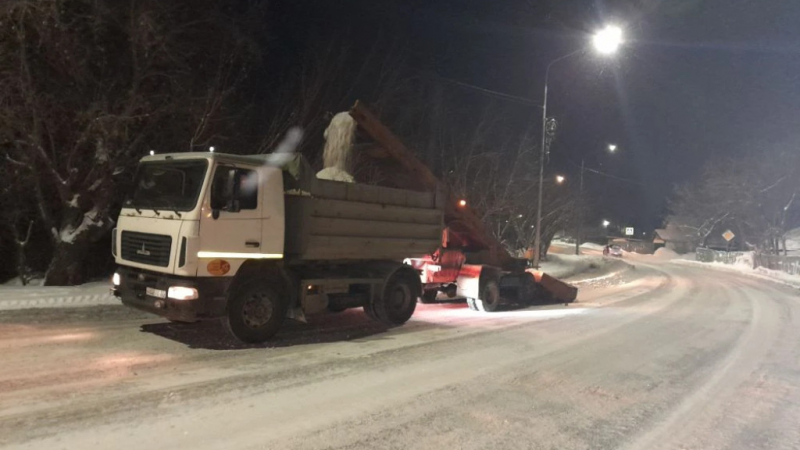 Дорожные службы Барнаула устраняют последствия снегопада