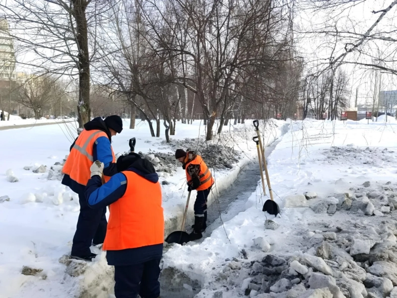 Ливневки начали очищать от снега в Барнауле