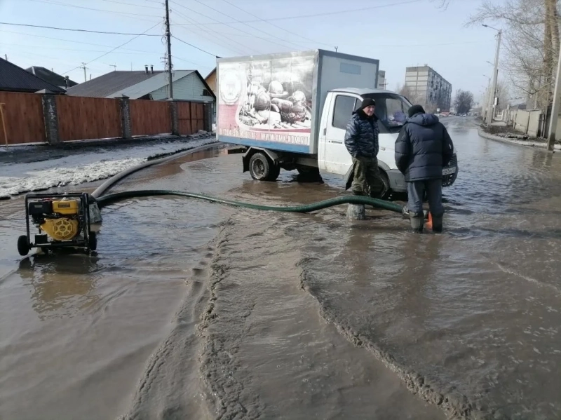 Подтопления в период снеготаяния взяли на контроль в Бийске. Откачали 324 куба воды