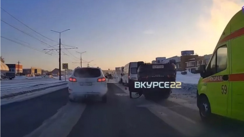 В Барнауле перевернулась иномарка