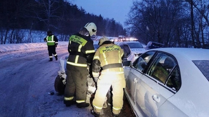 В Барнауле в массовом ДТП с участием школьного автобуса пострадало несколько человек