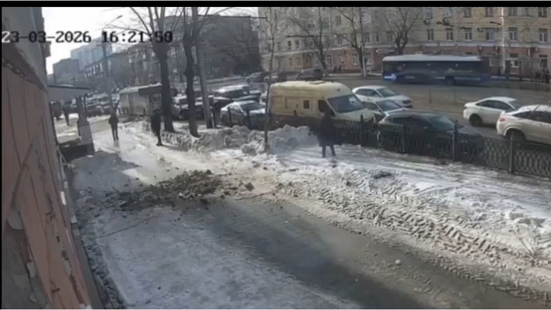В Барнауле возбудили уголовное дело после обрушения фасада дома в центре города
