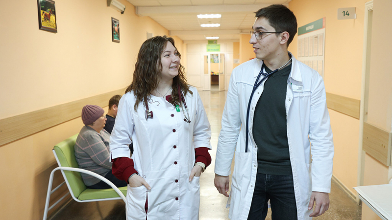 «Нам есть с чем сравнивать»: супруги-медики переехали из Барнаула, чтобы жить и работать в селе