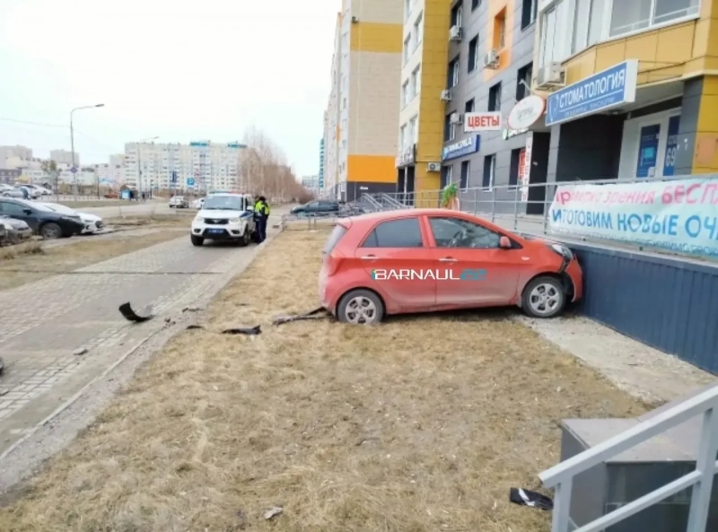 Пьяная автомобилистка врезалась в жилой дом в Барнауле