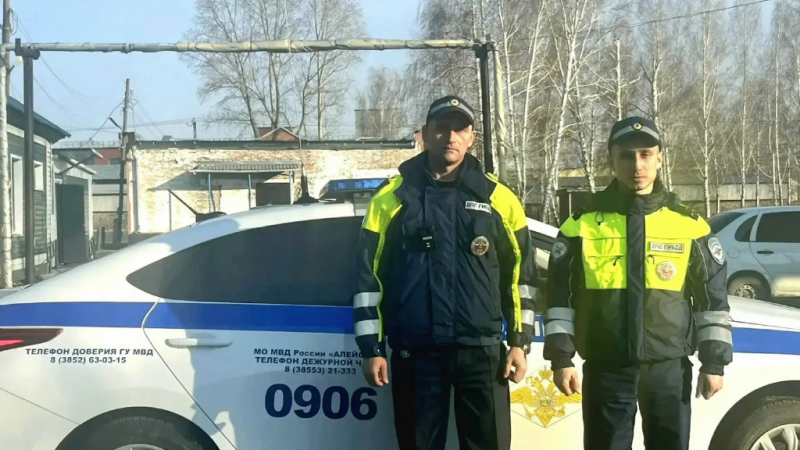 В Алейске инспекторы ДПС спасли супружескую пару