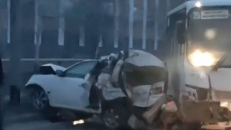 В Барнауле автобус врезался в легковой автомобиль