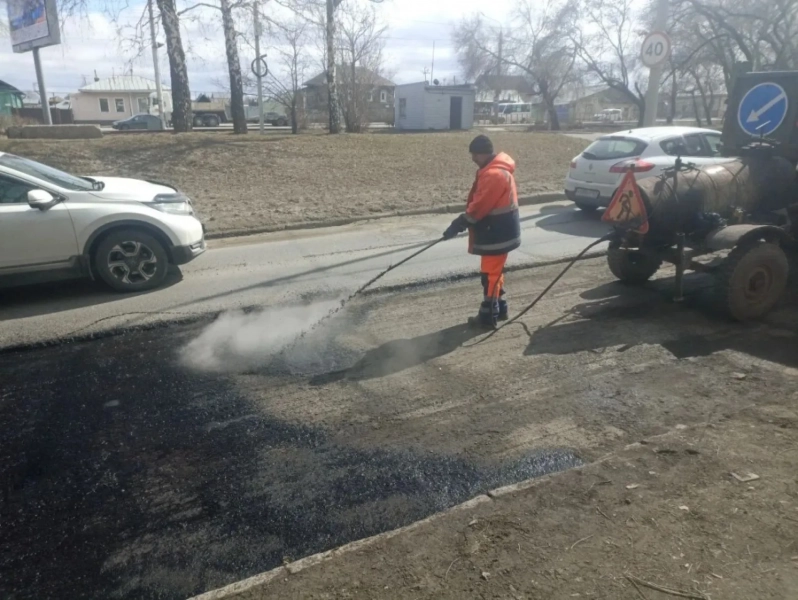В Барнауле начали ремонтировать дороги горячим асфальтом