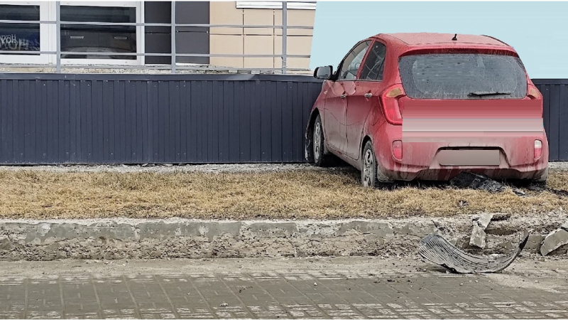 В Барнауле нетрезвая горожанка врезалась на иномарке в жилой дом