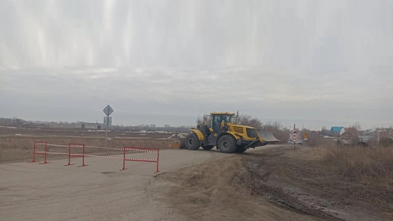 В Барнауле половодье разрушило дорогу