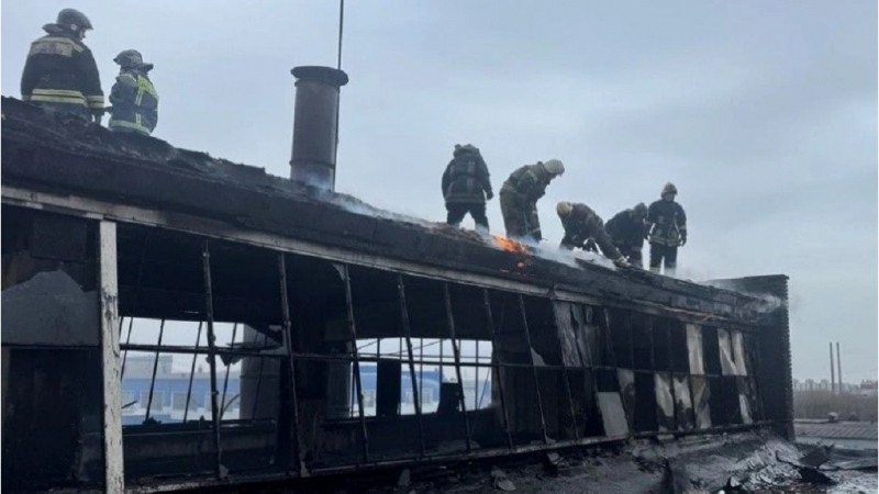 В Барнауле потушили крупный пожар на cкладе
