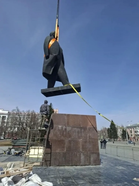 В Барнауле заканчивают ремонт памятника Ленину на площади Советов