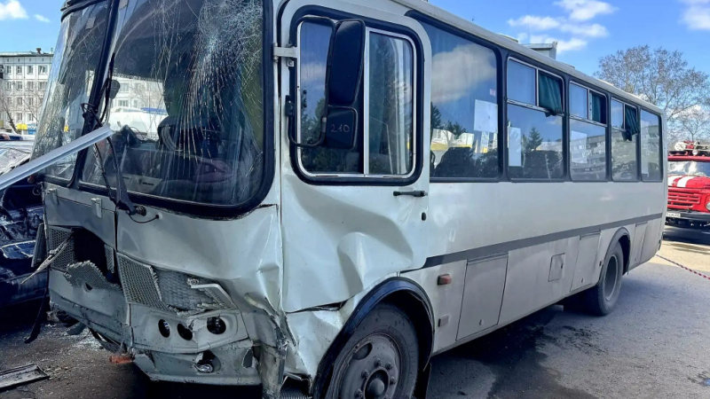 В Бийске автобус насмерть сбил пешехода и врезался в витрину магазина