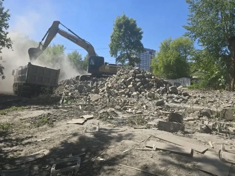 Аварийный дом снесли в Барнауле