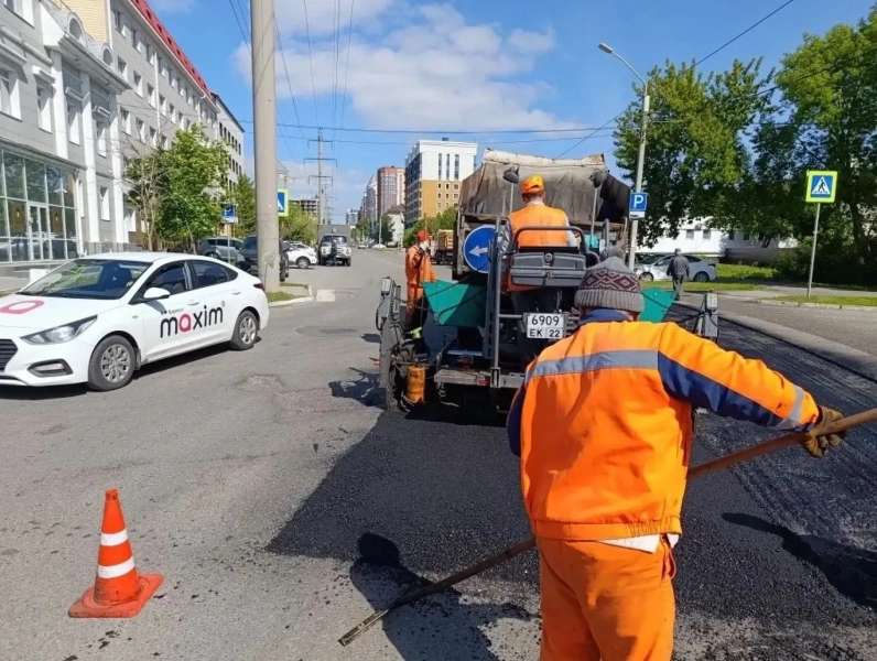 Дороги круглосуточно ремонтируют в Барнауле
