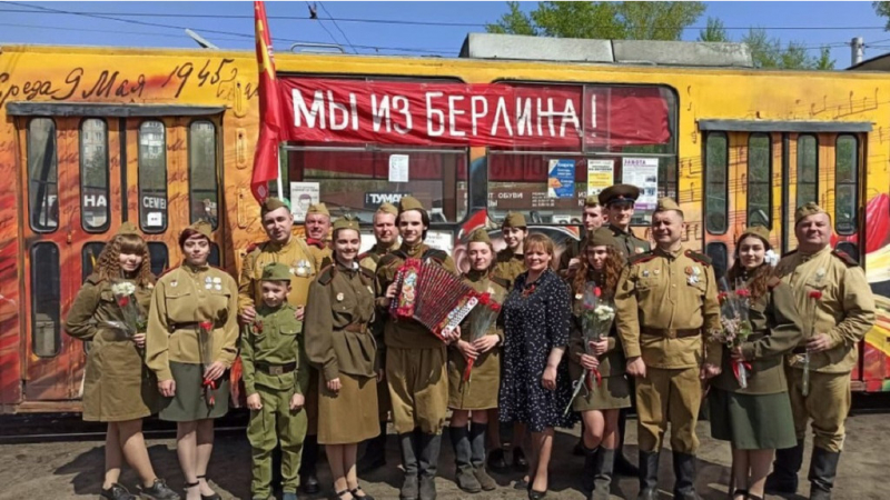 По Барнаулу курсирует трамвай «Домой с Победой!»