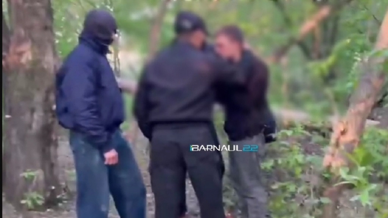В Барнауле хулиганы жестоко избили подростка