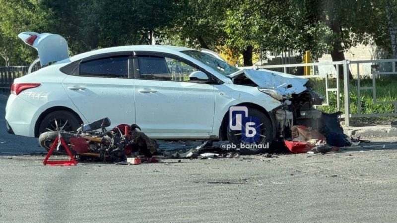 Питбайк и легковой автомобиль серьезно пострадали в ДТП в центре Барнаула