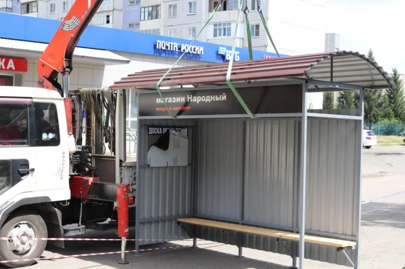 Остановочный павильон по просьбе жителей установили на одной из улиц Барнаула