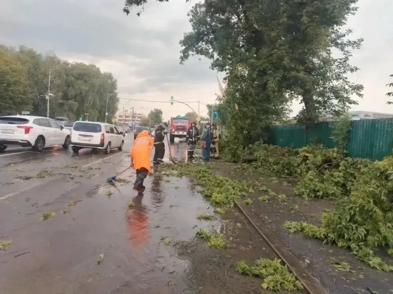Последствия непогоды продолжают устранять в Барнауле