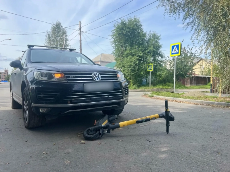 Двое подростков на электросамокате попали под колёса автомобиля в Барнауле