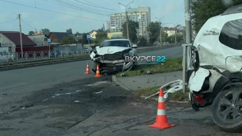 Пострадали водители. Cтали известны подробности серьезного ДТП в Барнауле