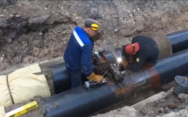 Повреждения на теплосетях продолжают устранять в Барнауле