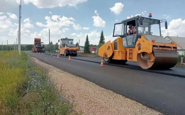 Участок краевой трассы обновляют в Змеиногорском районе