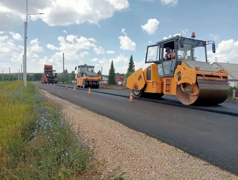 Участок краевой трассы обновляют в Змеиногорском районе