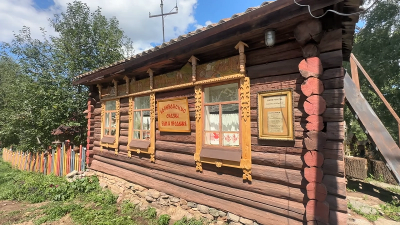 В старинной избе под Колыванью взрослые и дети осваивают ухват и гадают на интерактивном блюдечке