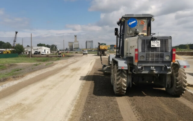 Важную дорогу обновляют в Хабарском районе