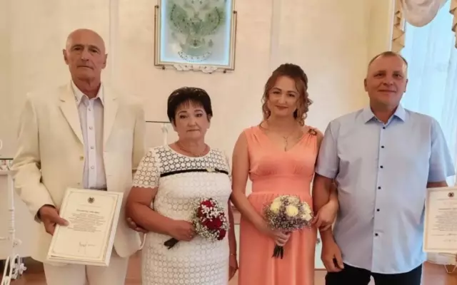 Золотую и серебряную годовщины свадьбы отметили два поколения одной семьи в Рубцовске