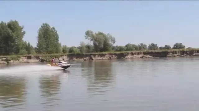 Дно Оби углубляют в Барнауле перед зимой