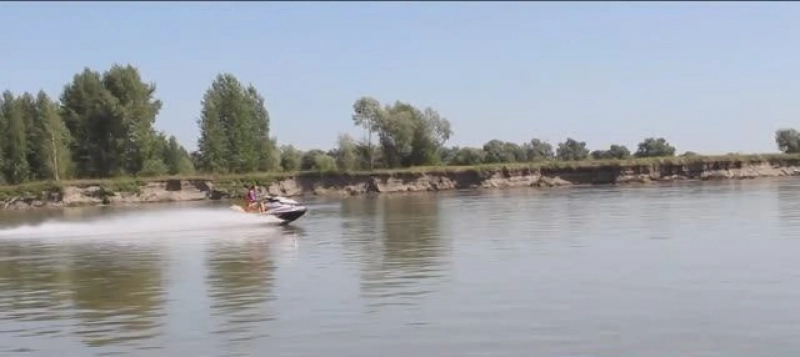 Дно Оби углубляют в Барнауле перед зимой