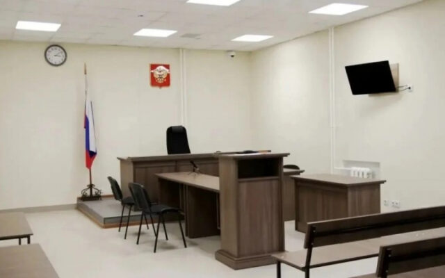 Двоих барнаульцев отправили в колонию за нападение на полицейских