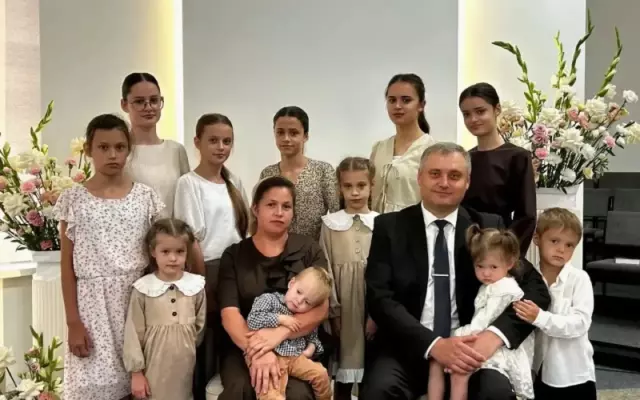 Семью из Алтайского края с 11 детьми наградят орденом «Родительская слава»