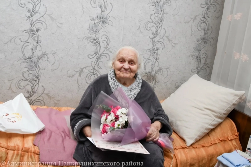 Кремль поздравил с 98-летием жительницу Панкрушихи