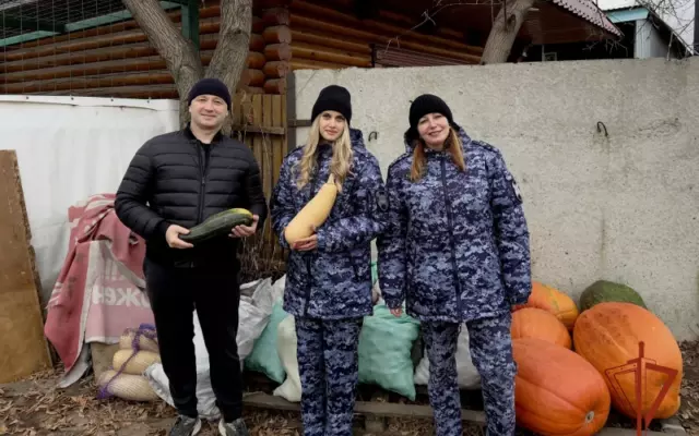 Росгвардейцы помогли контактному зоопарку в Алтайском крае продуктами для животных