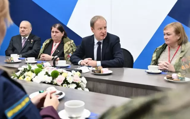 Виктор Томенко встретился с матерями и женами Героев на турнире в Барнауле